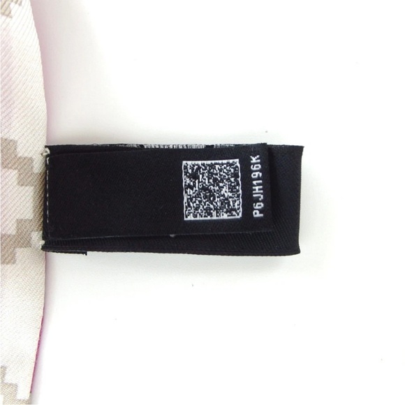 CHANEL Long COCO Mark scarf silk - Picture 6 of 7